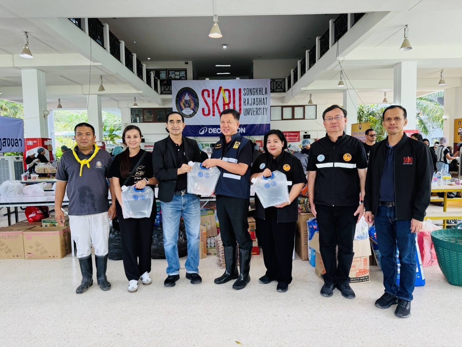 มท.3 พร้อม ผู้ว่าการ และคณะผู้บริหาร กปน. ลงพื้นที่ตรวจเยี่ยมจุดให้บริการน้ำสะอาดแก่ประชาชนในพื้นที่ประสบอุทกภัย จังหวัดสงขลา