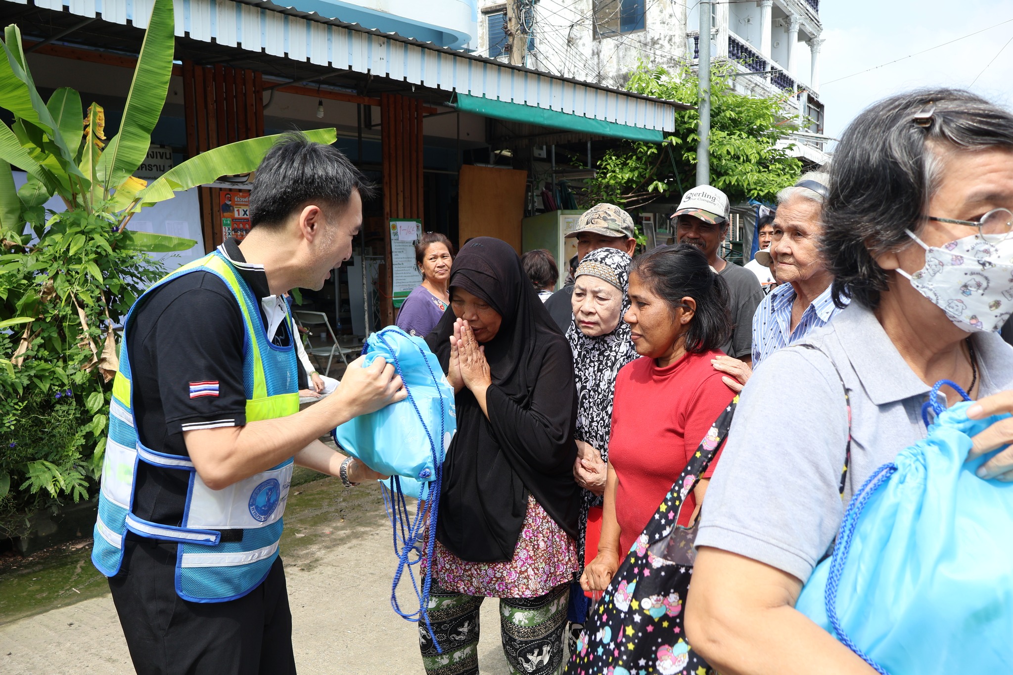 กปน. มอบน้ำดื่ม และถุงยังชีพเพื่อช่วยเหลือผู้ประสบอุทกภัยในพื้นที่นนทบุรี