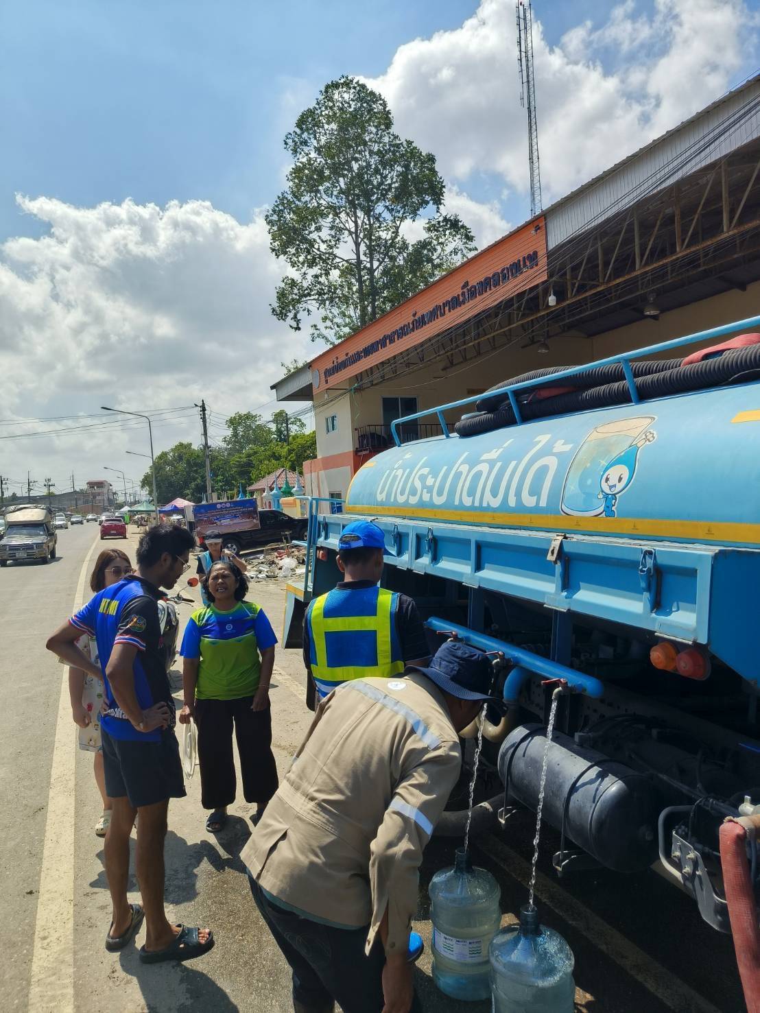กปน. ผนึกกำลัง กปภ. เสริมกำลังรถบรรทุกน้ำ ลงพื้นที่ช่วยเหลือประชาชน ตลอดทั้งวัน เดินหน้าส่งต่อน้ำสะอาดบรรเทาความเดือดร้อนอย่างต่อเนื่อง