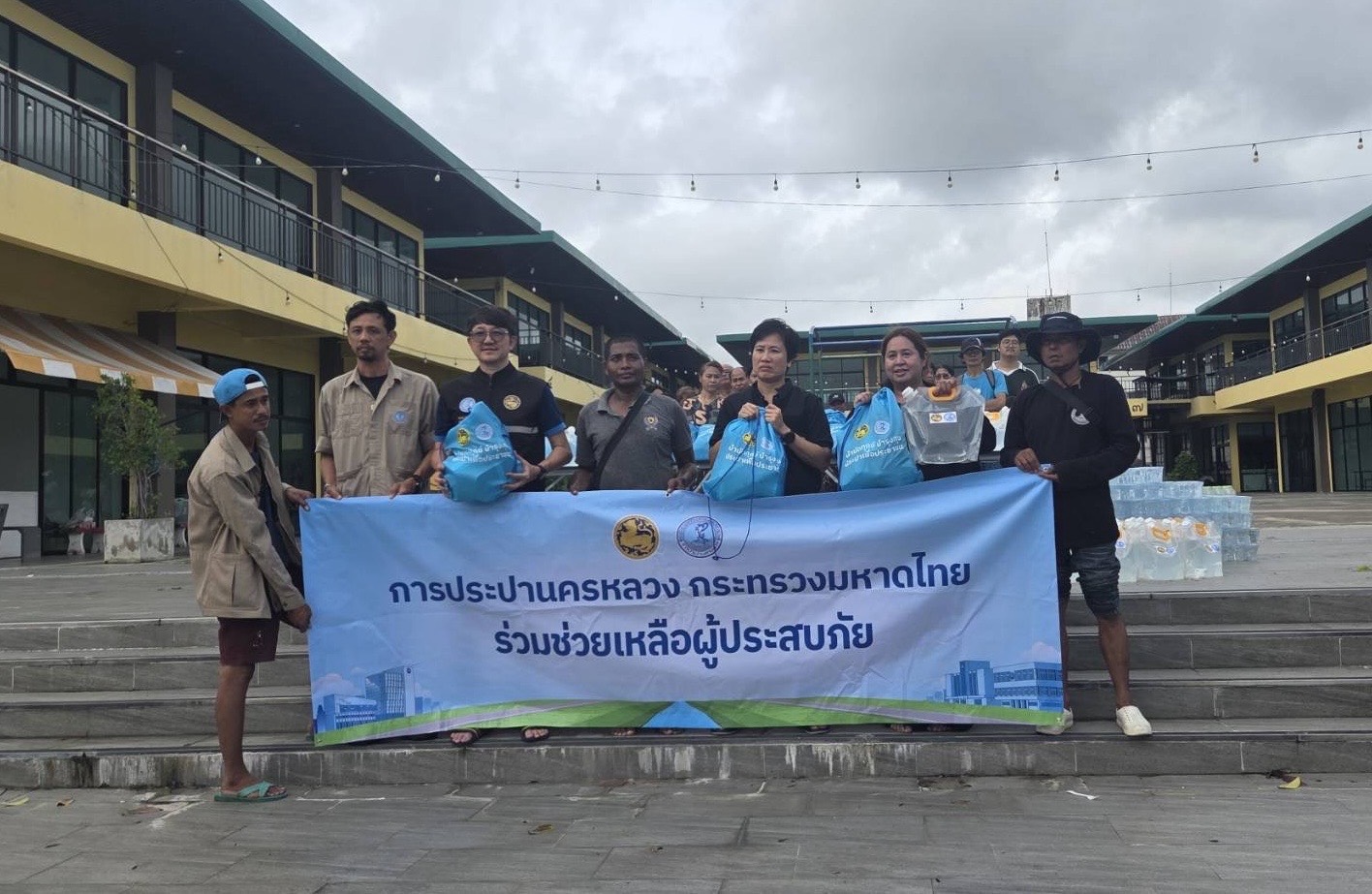 กปน. ลงพื้นที่ช่วยเหลือผู้ประสบภัยน้ำท่วมชุมชนเคหะคลองจั่น-เคหะร่มเกล้า พร้อมยืนยันไม่มีการหยุดจ่ายน้ำประปา